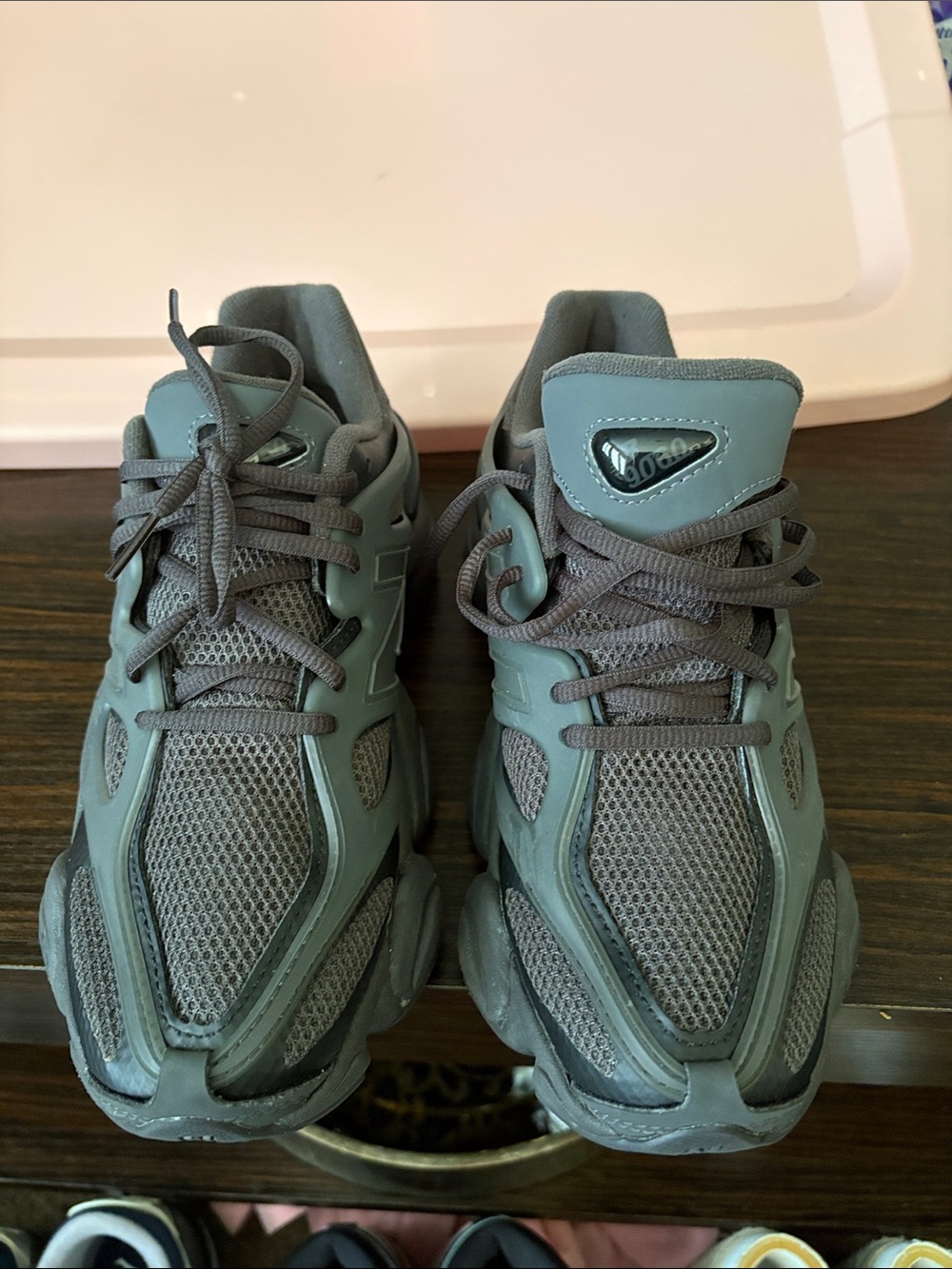 Men’s New Balance 9060 Gray & black Athletic Sneakers - Lightweight Comfort EUC